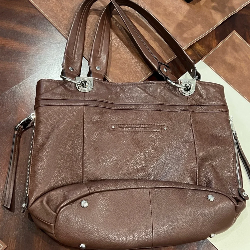 B. Makowsky Large Leather Shoulder Tote Bag - Picture 8 of 13